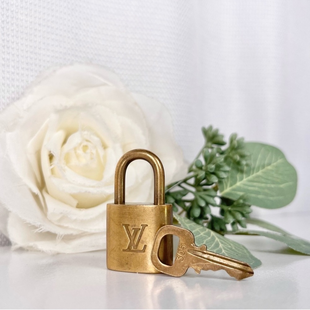 Louis Vuitton # 305 lock key Set - bag